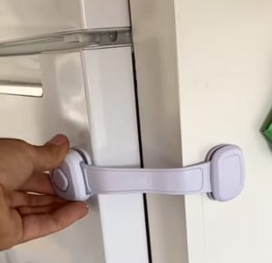 Method-3-to-keep-the-fridge-door-closed-on-rv