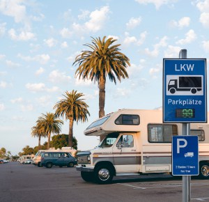 RV-can-park-in-Truck-stops