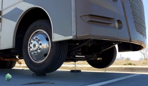 Low-quality-tires-of-Newmar-RV