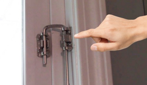 lock-rv-door-from-the-inside-with-the-security-bar